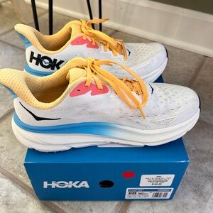 Women’s size 8 Hoka Clifton 9’s